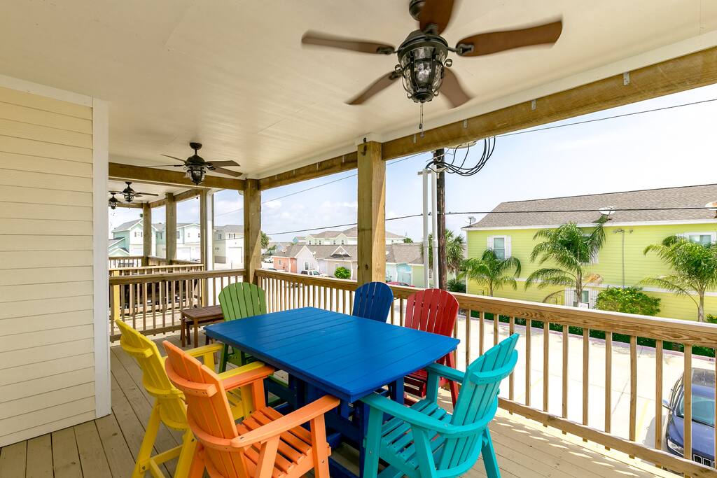 Dine al fresco on the 2nd-floor deck.