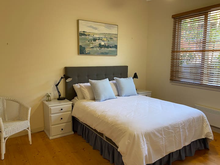 Საძინებელი 3 - დედოფლის ზომის საწოლი, დიდი კარადები და ტელევიზორი DVD პლეერით (საჰაერო კავშირი)