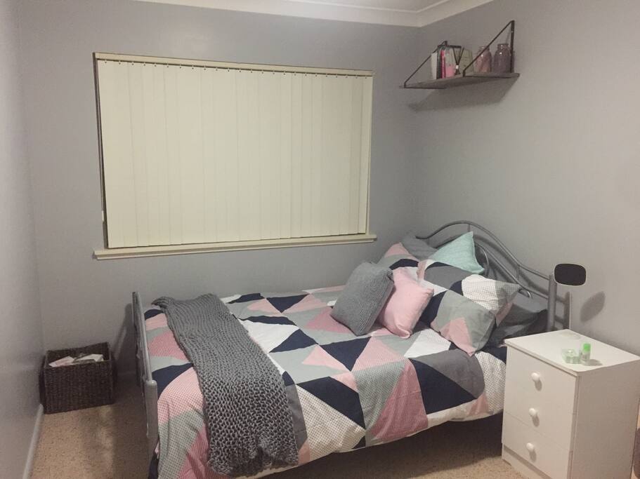 Our BnB room is comfy. flat screen tv mounted to the wall for resting and watching Tele in bed Your own bar fridge also... lovely afternoon sun thru the window. A heap of books and board games if your not up for outdoor activities while your here in PMQ. new linen - cleaned washed top to toe before each new guest