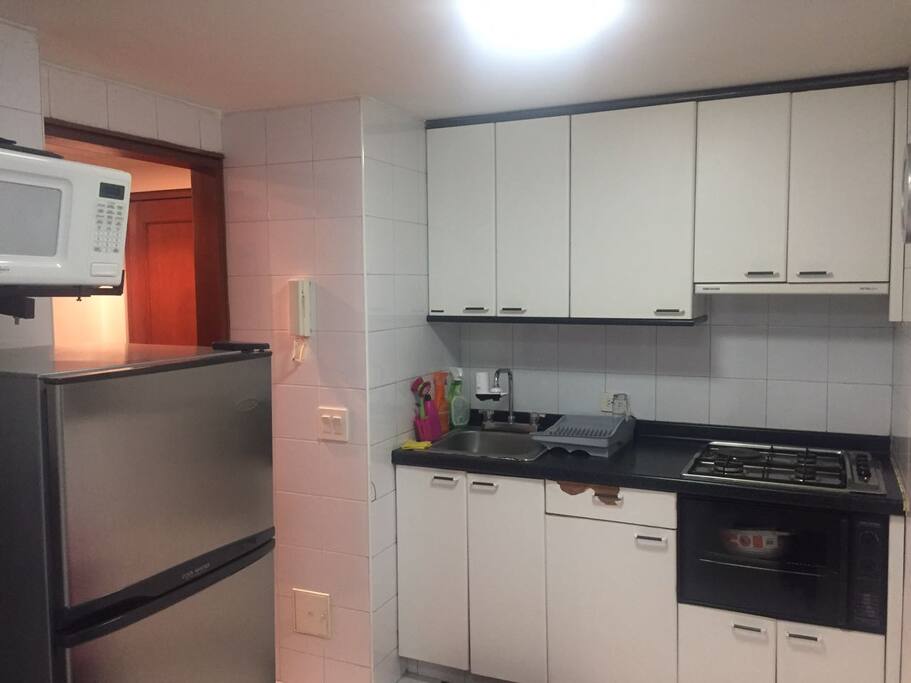 Cocina integral, estufa, citofono, microondas, nevera