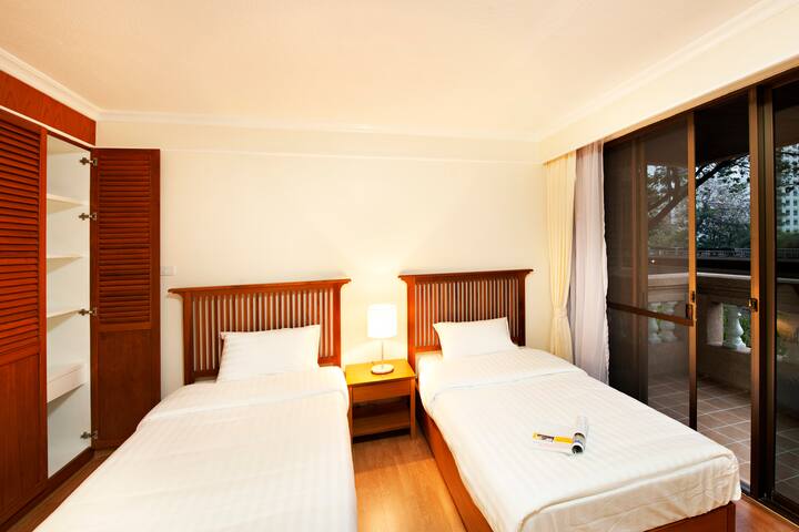 Luxury 3 Bedrooms Suite @BTS Phrompong gallery image 4