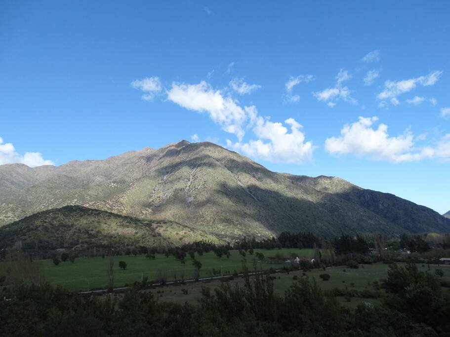 Paisaje de nubes reflejadas en el cerro