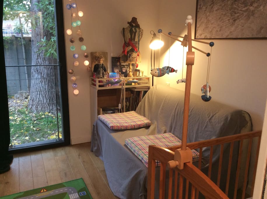 Chambre avec 2 lits enfants et un lit double.