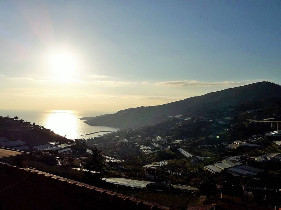 Tramonto dalle vetrate del soggiorno