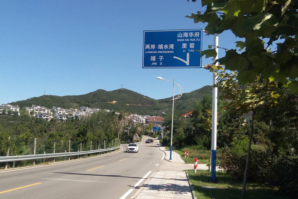 导航提示:导航可设到“山海华府”处,见到路牌脚下的路口右转就到了