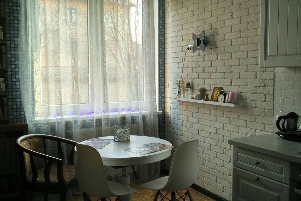 Стол раздвигается. В распоряжении гостей 5 стульев. Table transformer and 5 chairs.