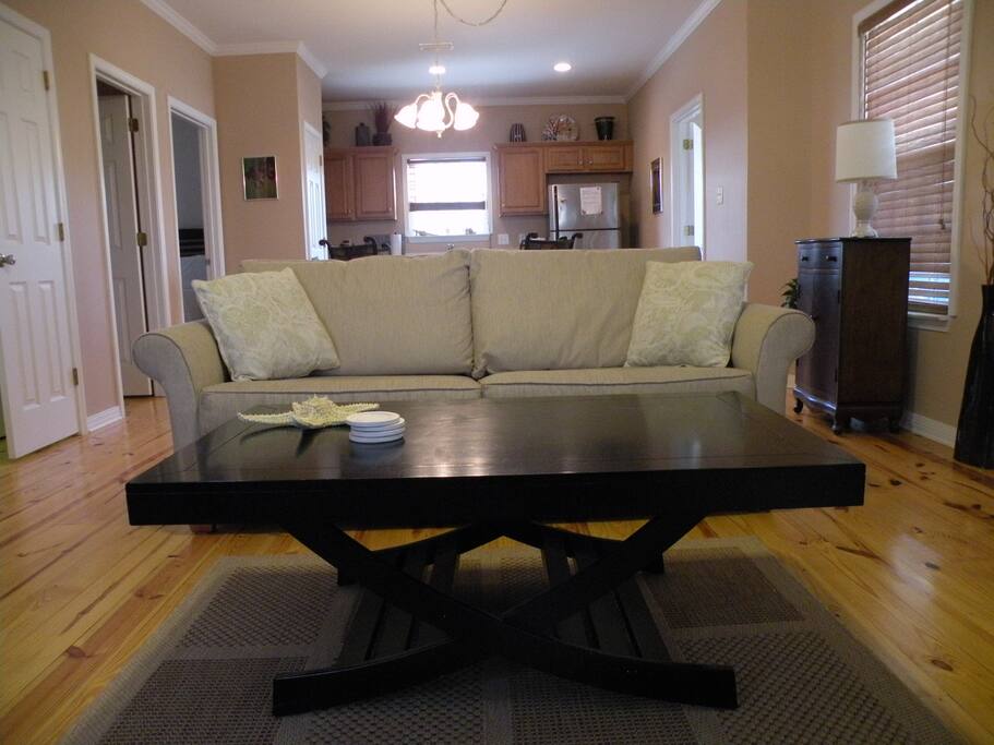 Spacious living area; seats 6