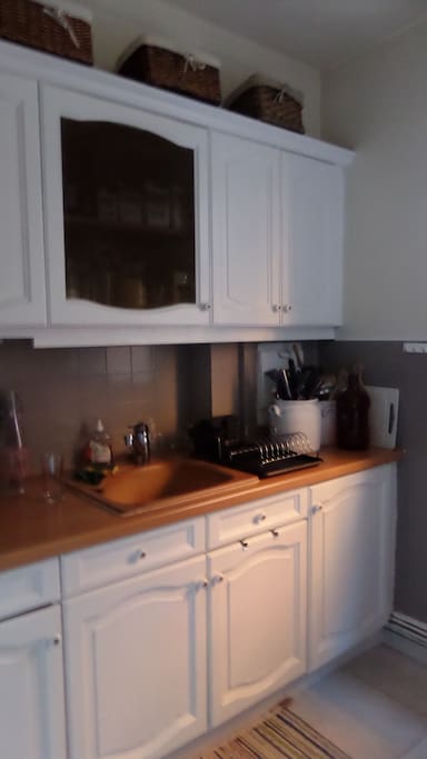 Voici la cuisine pour prendre un petit déjeuné au calme.