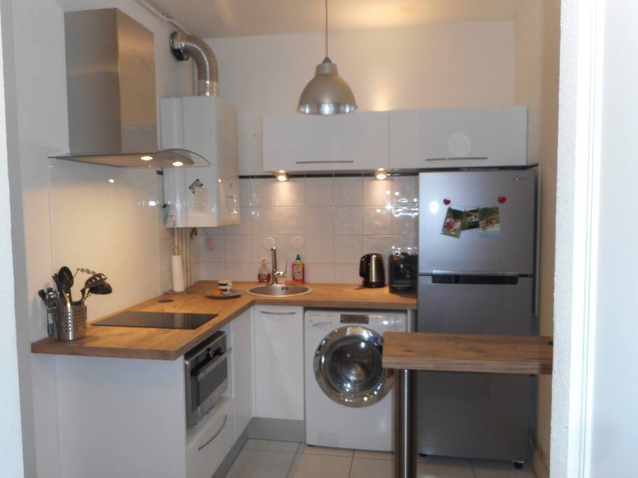 cuisine refait à neuf four micro onde, lave linge séchant, plaque induction hotte , frigo, senseo, grille bain, bouilloire.....