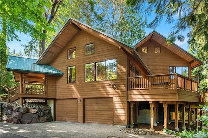 Spacious Cabin with HotTub,Sauna,AC,Loft,King Bed