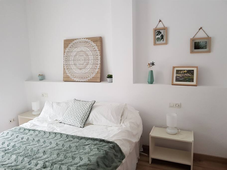 Dormitorio con balcón y armario empotrado
