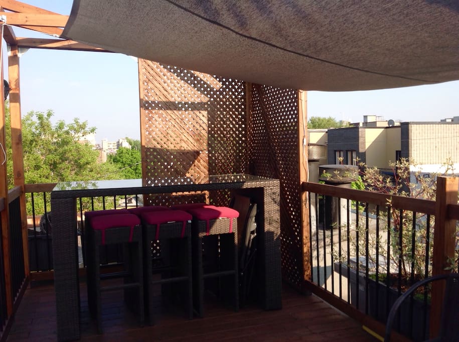 Private terrasse with a view on the Mount-Royal. Dining table and sofa.