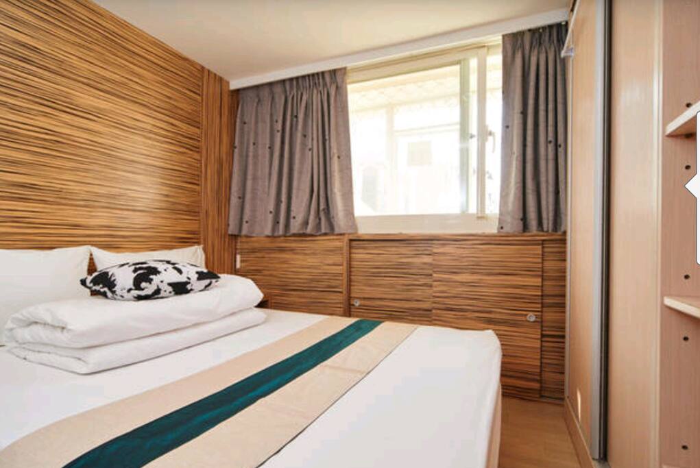 第1間標準雙人床和大衣櫃 First bedroom (queen size bed) with closet