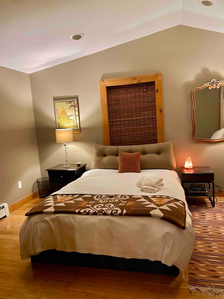 Në katin e poshtëm të dhomës së gjumit "queen". 