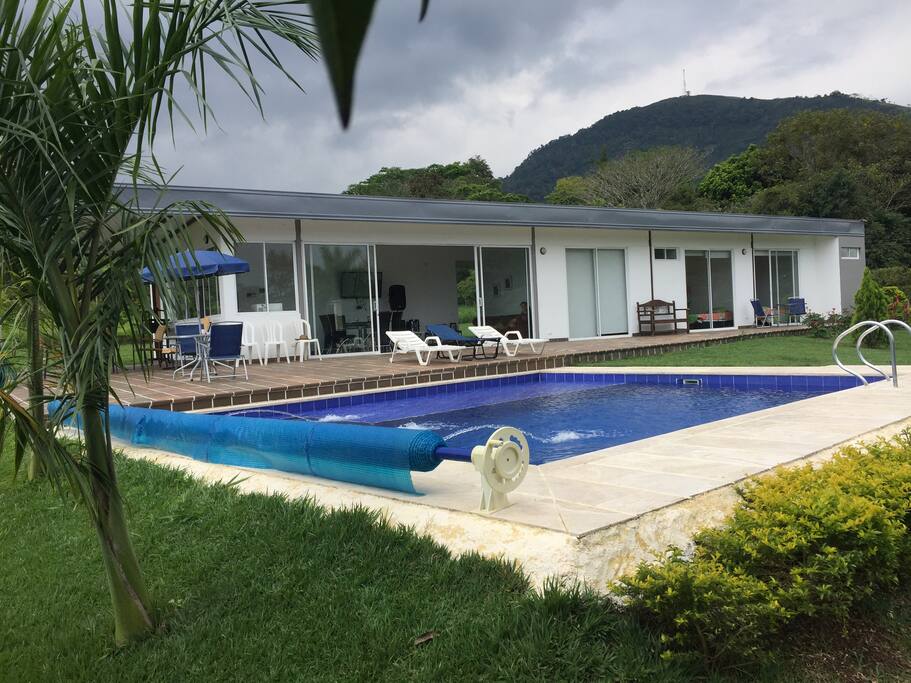 PISCINA Y FRENTE DE LA CASA