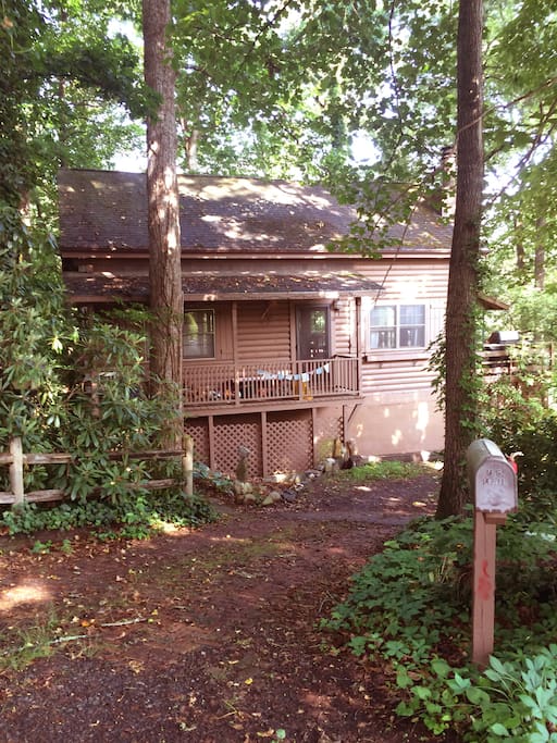 View of front of house by cul de sac.