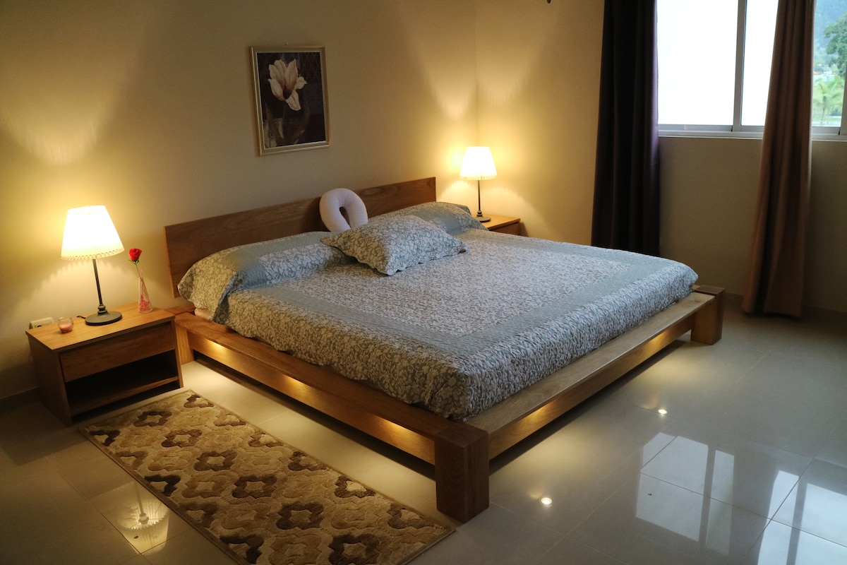 นอนพร้อมเตียงขนาดคิงไซส์ตู้เสื้อผ้าแบบเดินเข้าได้และห้องน้ำในตัว