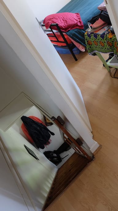 Un petit escalier en bois permet de circuler de bas en haut.