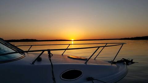 Cozy Cabin Cruiser on the Lake
