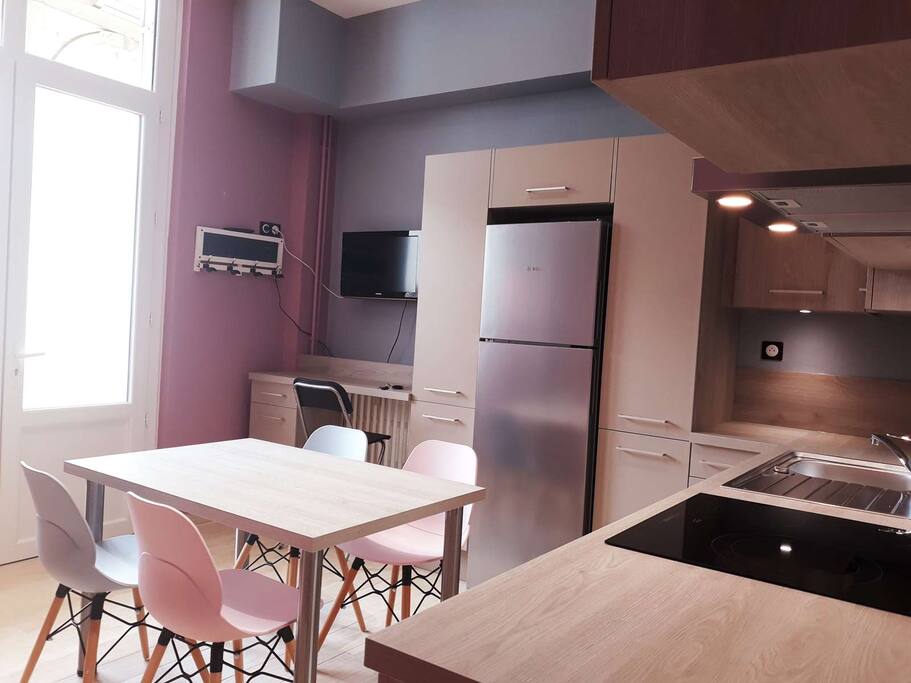 La cuisine donne sur l'auvent - Appartement de plain-pied