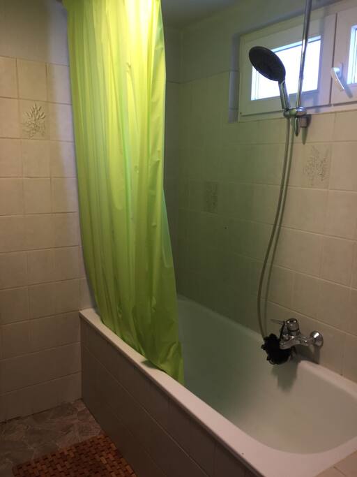 Bad mit Badewanne