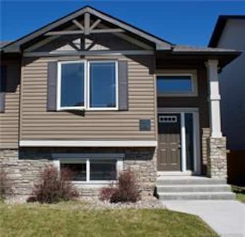 Popular Airbnb listing: 1400 sq ft, 3 bedrooms, 2 baths in Lethbridge