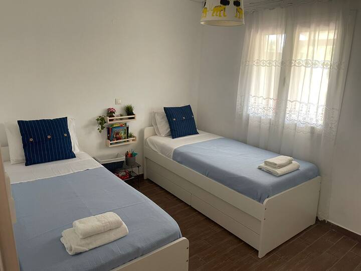 Chumba cha pili cha kulala kinaangalia sitaha ya nyuma. 