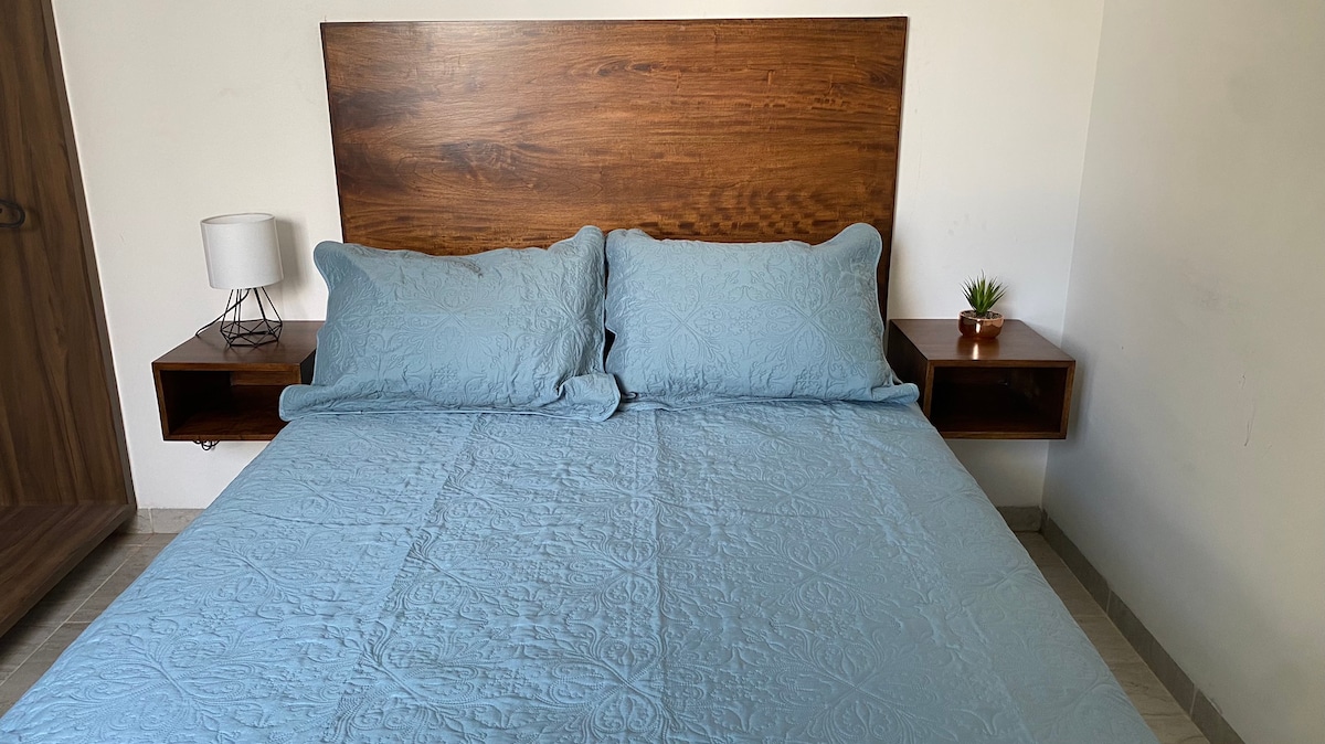 Spálňa 2 vyhrievaná tmavými žalúziami, veľkým šatníkom a plne vybavenou kúpeľňou vnútri izby