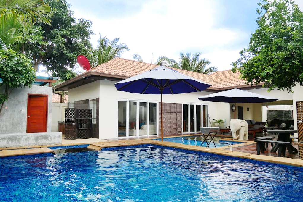 The private two swimming pools surround the room, making people seem to live on sapphires.