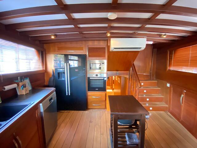 Antique Cosy Houseboat @ Aberdeen Fishing Village gallery image 4