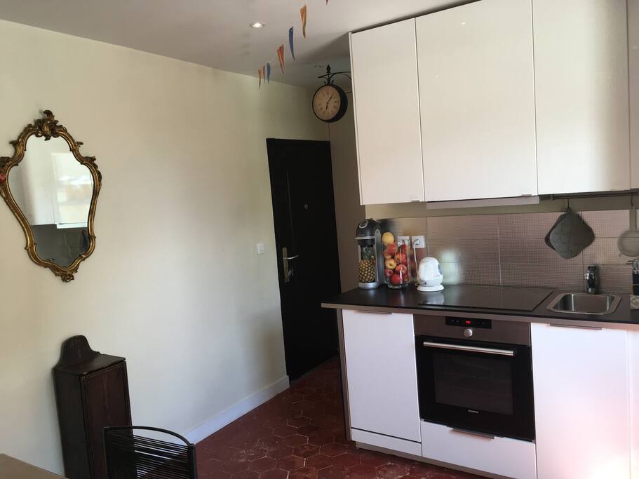 The fully equiped kitchen.