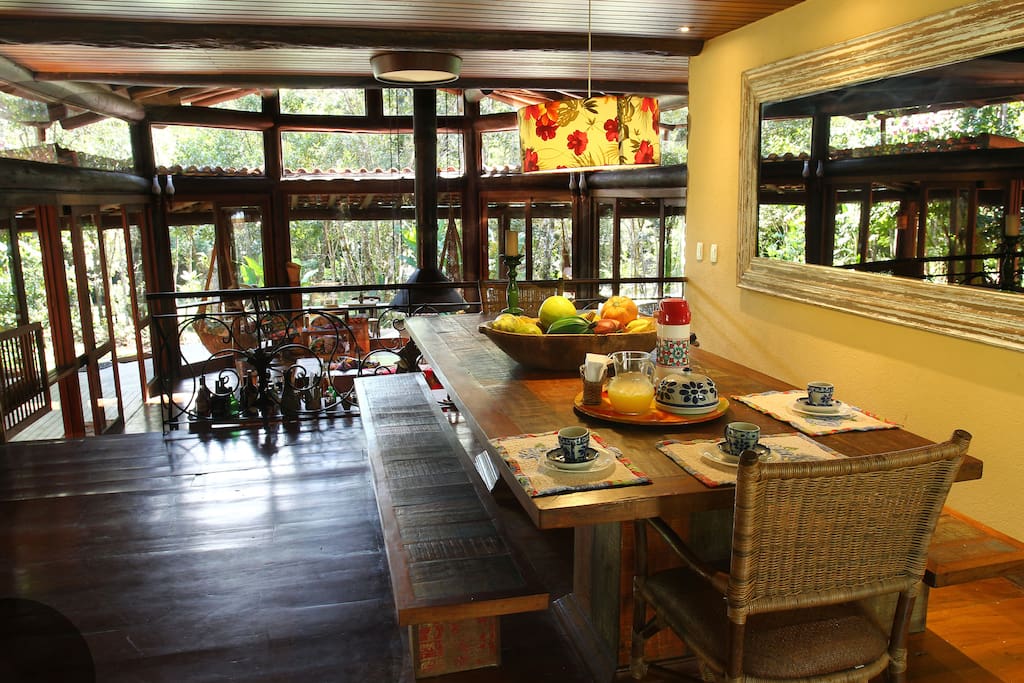 Sala de jantar com a sala de estar ao fundo