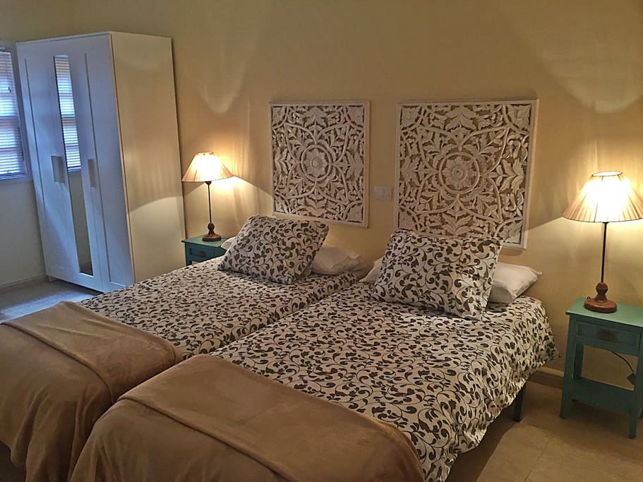 Amplio, luminoso y acogedor dormitorio, consta de dos camas con colchones cómodos y sabanas de algodón. Armario con espejo, cómoda...