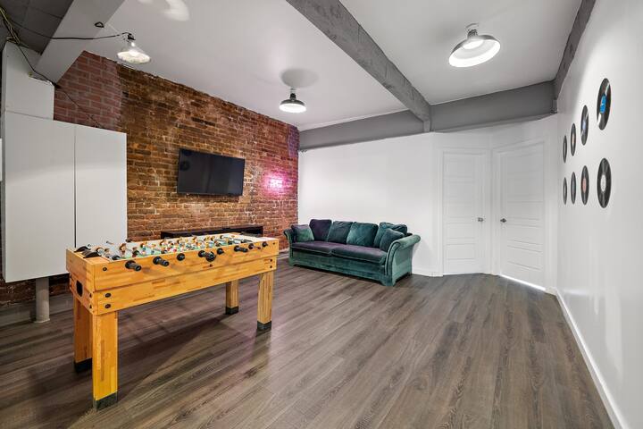 Huge & Stylish w/projector & baby foot – Sleeps 13 gallery image 5