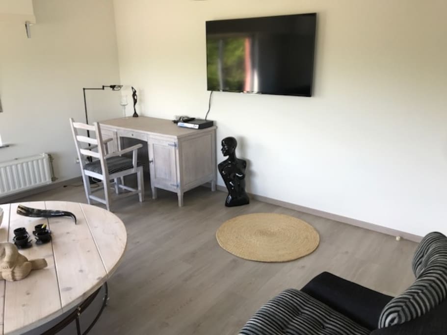 Bureel en tv ruimte