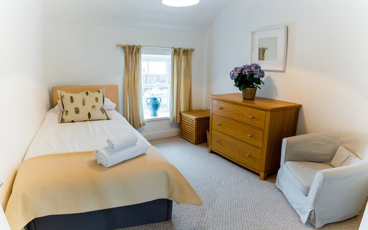 All 3 bedrooms are on the 1st floor 