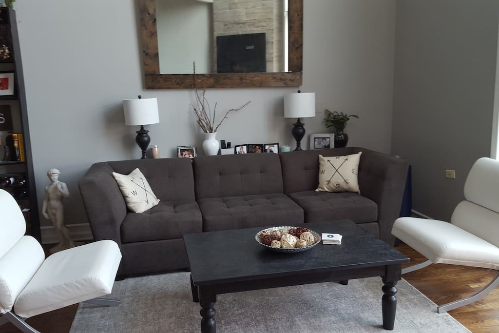 Spacious family room with cable and wi-fi internet