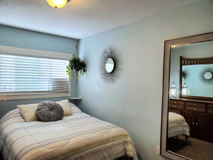 Hlavná spálňa s pohodlnou manželskou posteľou veľkosti Queen, zrkadlom po celú výšku, veľkou skriňou a veľkou komodou. Okenná klimatizačná jednotka v teplejších mesiacoch.