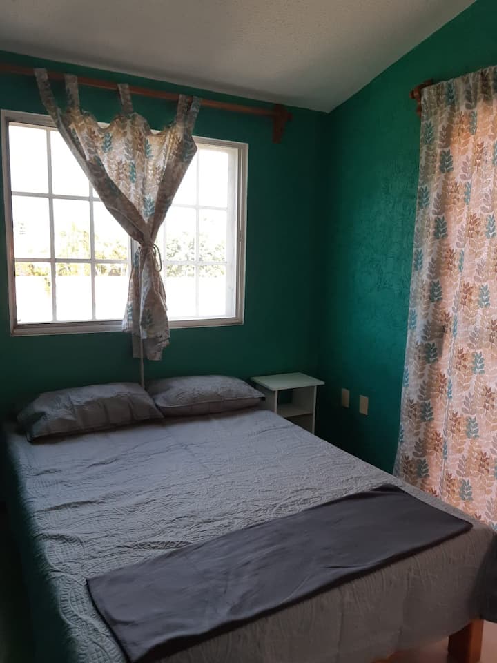 ห้องนอนพร้อมระเบียงไปยังสวนส่วนตัว