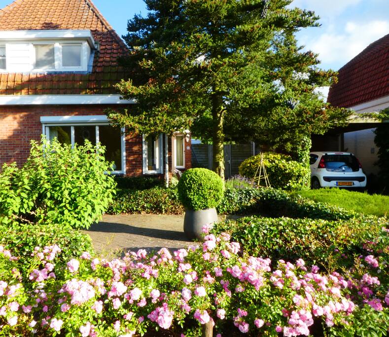 Vooraanzicht van het huis, 2 onder 1 kap woning.