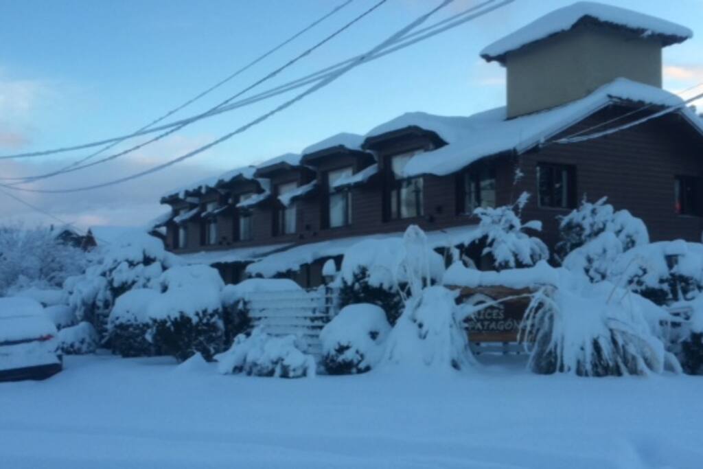 fachada cabañas en invierno