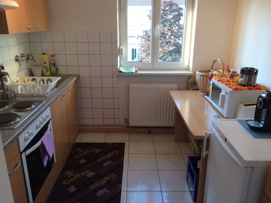 Unsere Küche inklusive Backofen, Mikrowelle, Kühlschrank, Kaffeemaschine, Toaster etc.