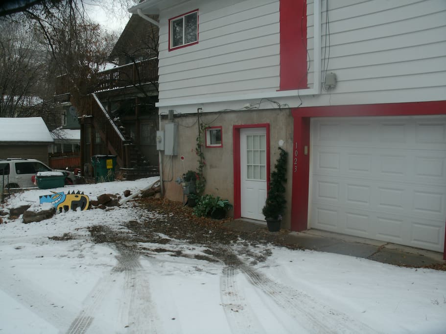 Your entrance, behind the house. Park right here.