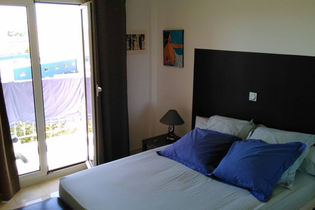 Chambre vue mer
Double vitrage! Volet extérieur ! Épais rideaux.