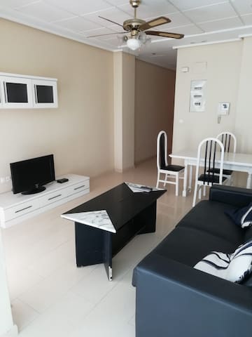 Entire 1 bed apartment, 20m from the beach, center