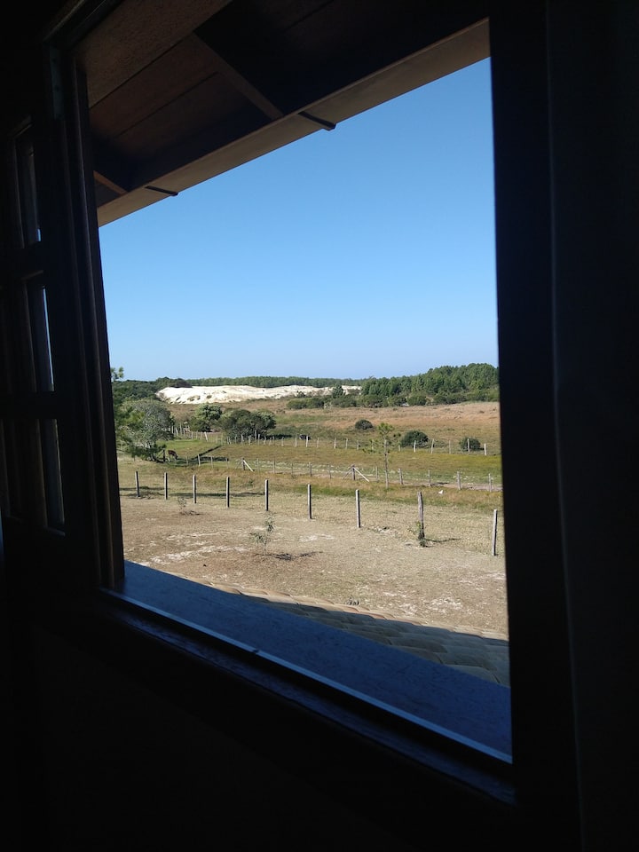 ¡Una pintura en una pizarra, esta será tu vista desde la ventana de una de las habitaciones!