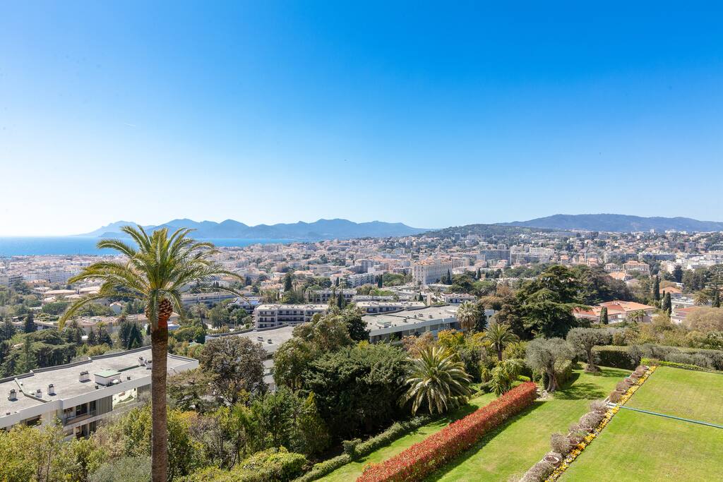 Vue de la baie de Cannes et l'Esterel