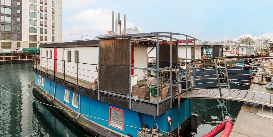 Charming houseboat in central CPH