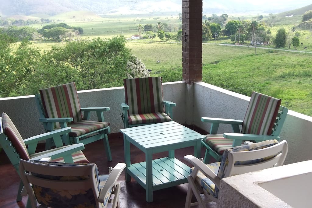varanda com mesa e cadeiras para relaxar conversando com os amigos