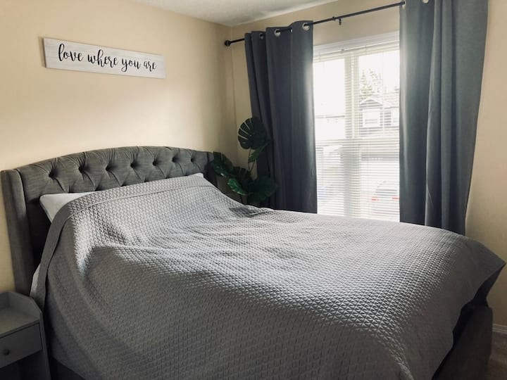 Camera da letto 2 - Letto queen-size. Tende oscuranti 